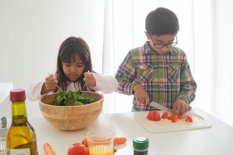 Ninos cocinando 768x512